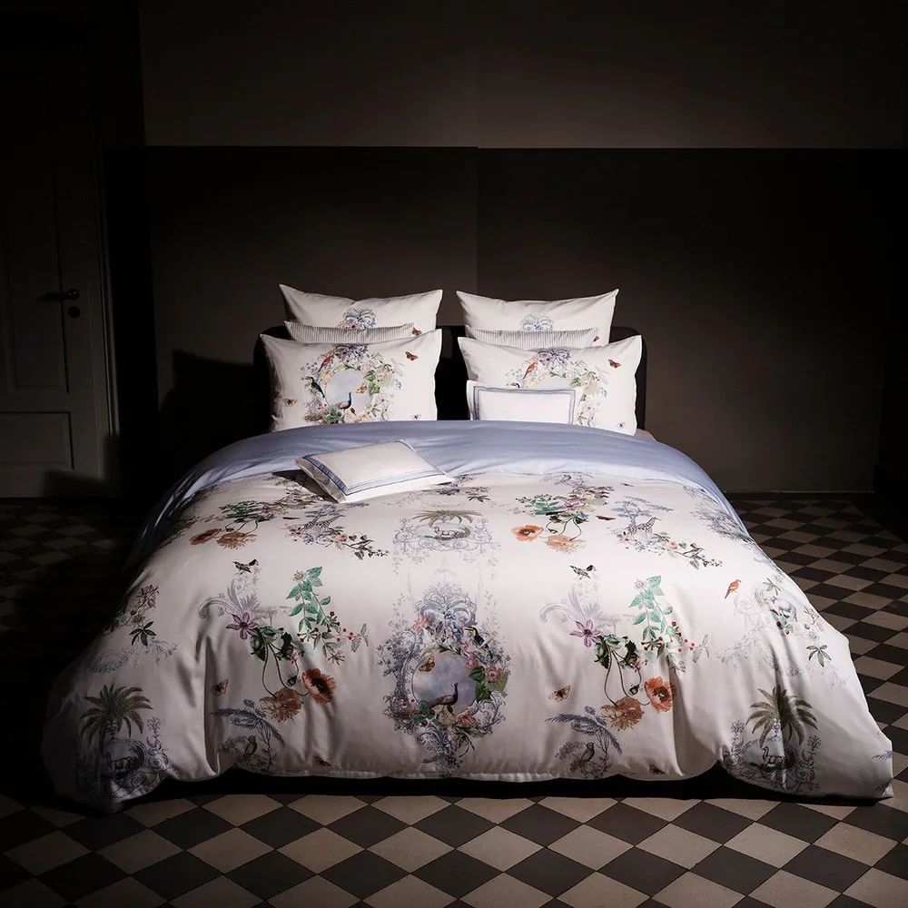 Kissen auf einem Bett