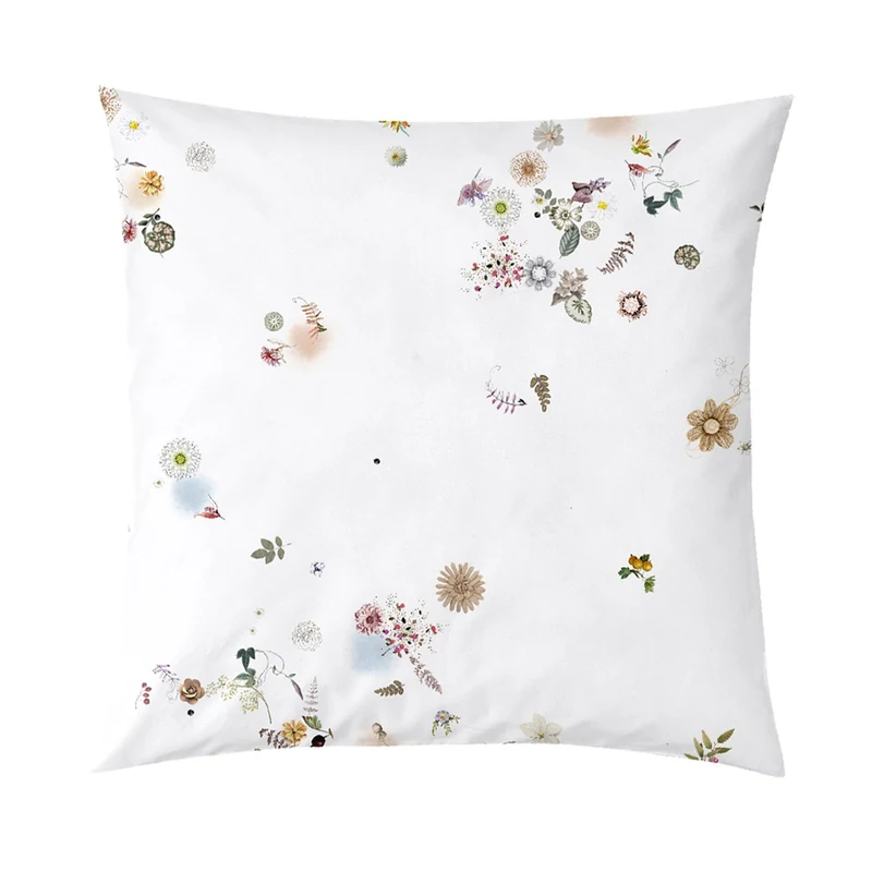 Kissen der Bettgarnitur FEINSATIN POWDER mit filigranen Blüten von Christian Fischbacher